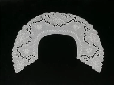 Повний шматок коміра мережива